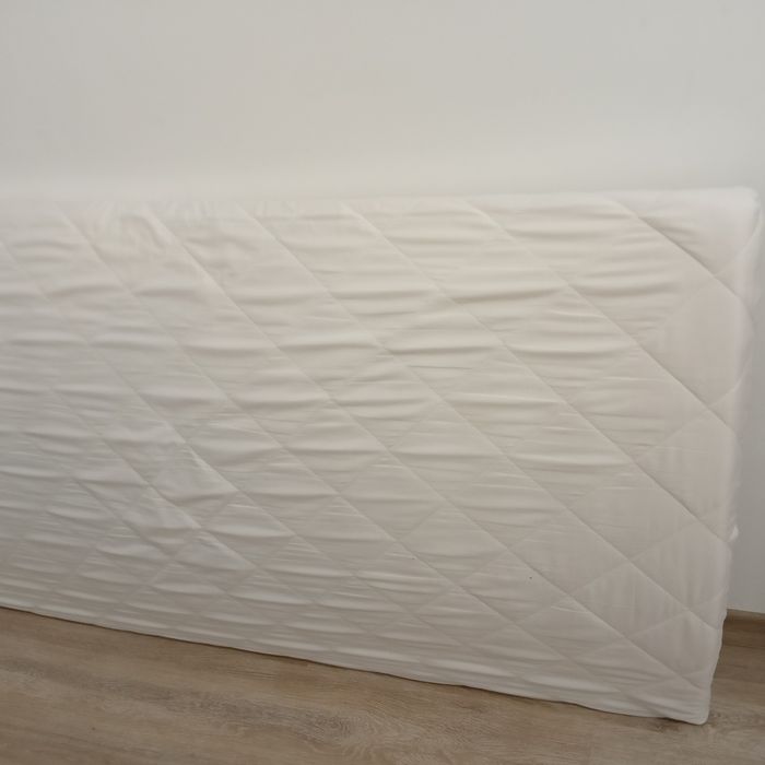 Materac do spania dla dziecka z pokrowcem.