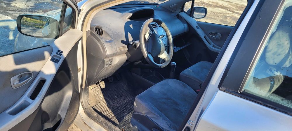 Lampa błotnik zderzak Yaris 2  Części