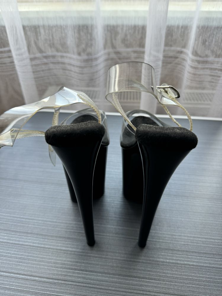 Стріпи трійки Pleaser босоніжки