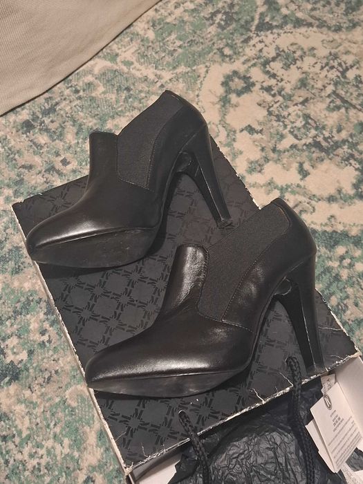 Botins de pele e salto fino