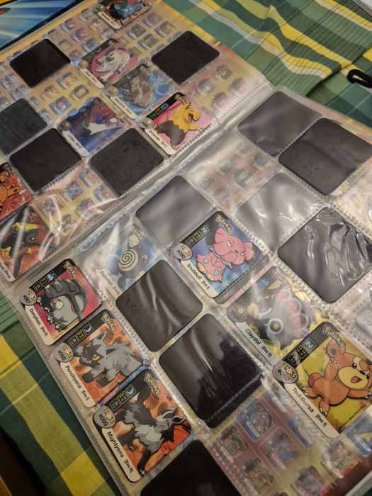 Caderneta pokemon staks com campo de jogo