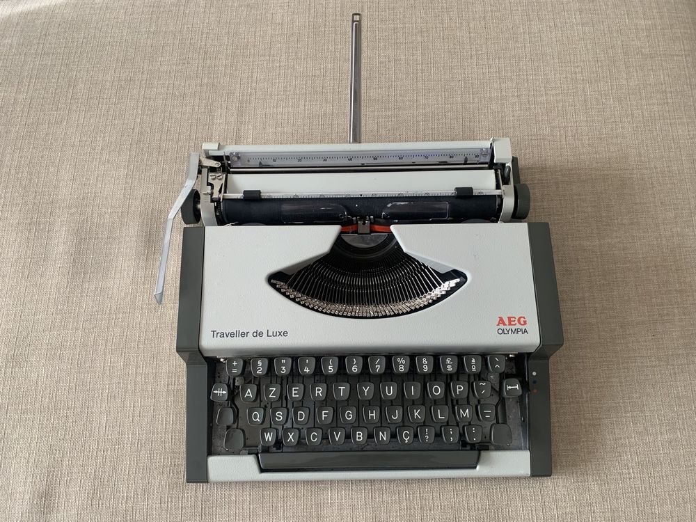 Máquina de Escrever Vintage – AEG Olympia Traveller de Luxe