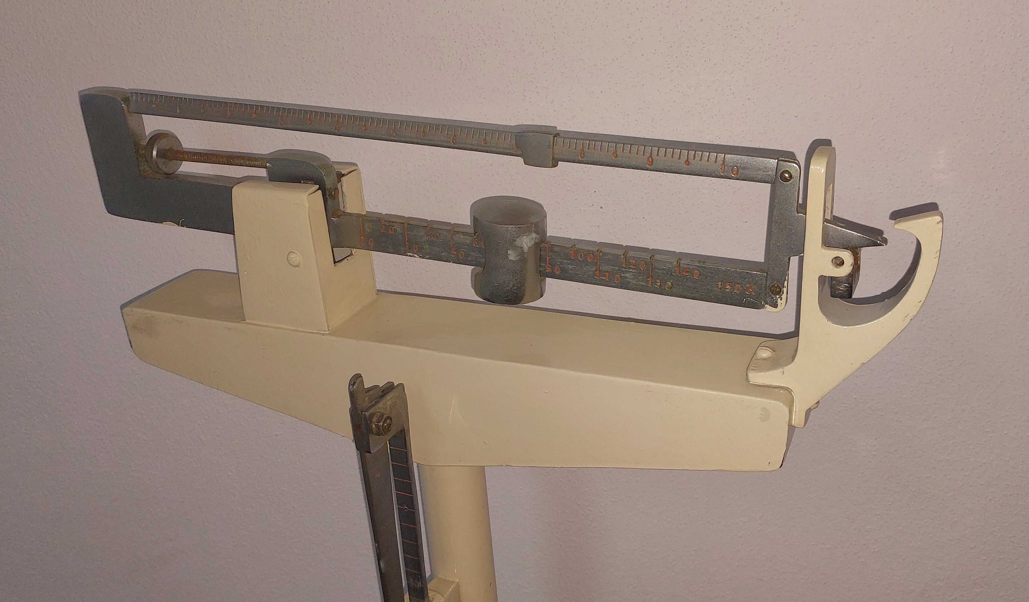 Balança de consultório médico antiga com medidor de altura