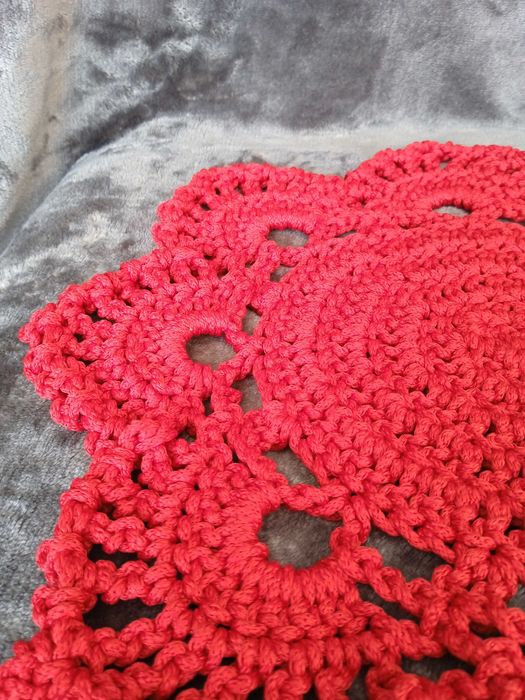 Czerwona serwetka na szydełku