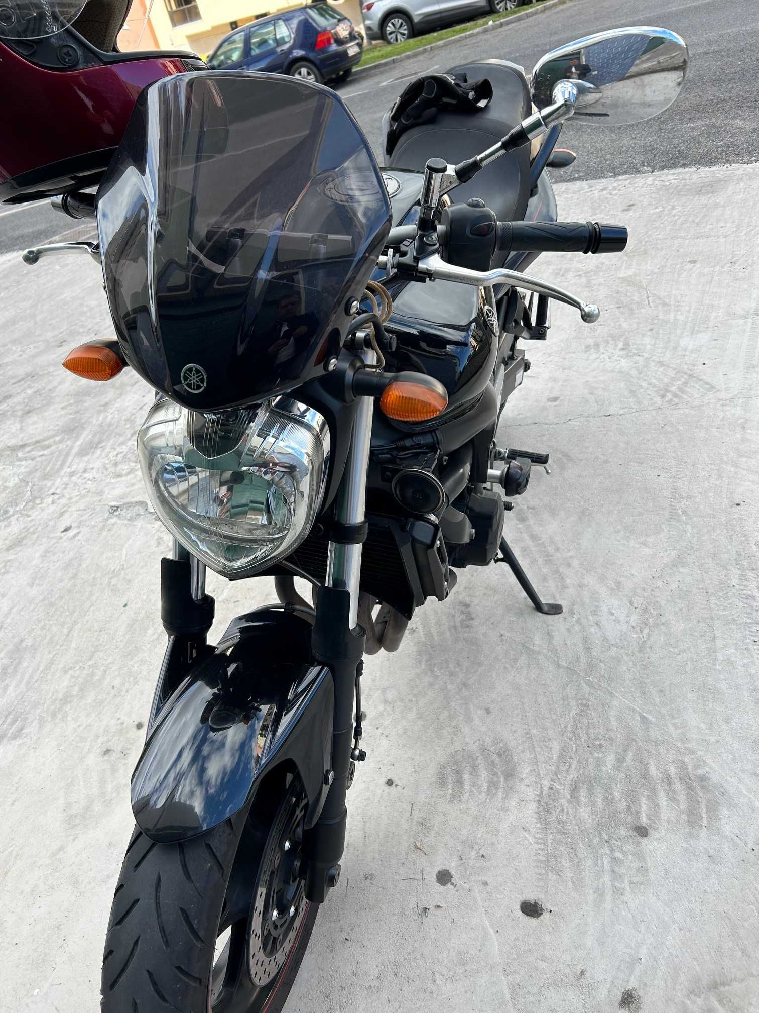 Mota Yamaha FZ6 de garagem em ótimo estado