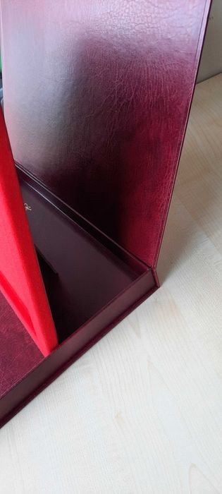 Etui do dyplomu drewnianego, czerwone 30x25cm nowe