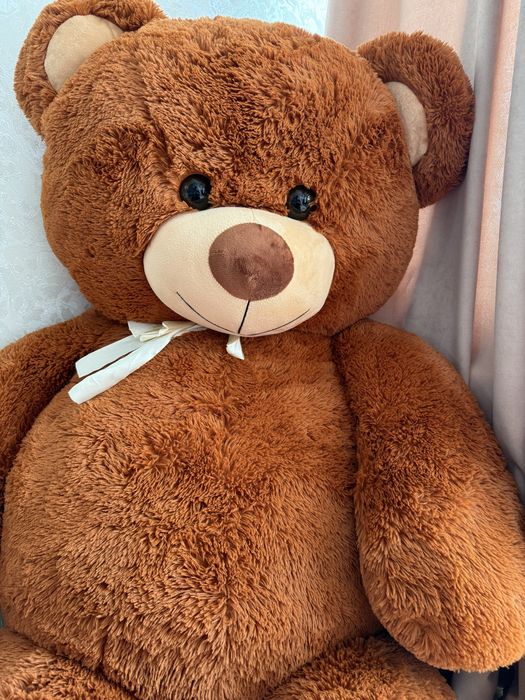 Великий плюшевий ведмідь
