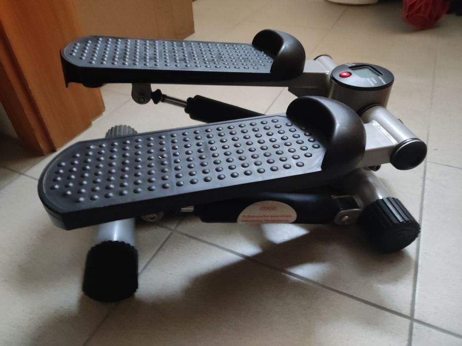 Aparelho de ginástica para exercícios de Step