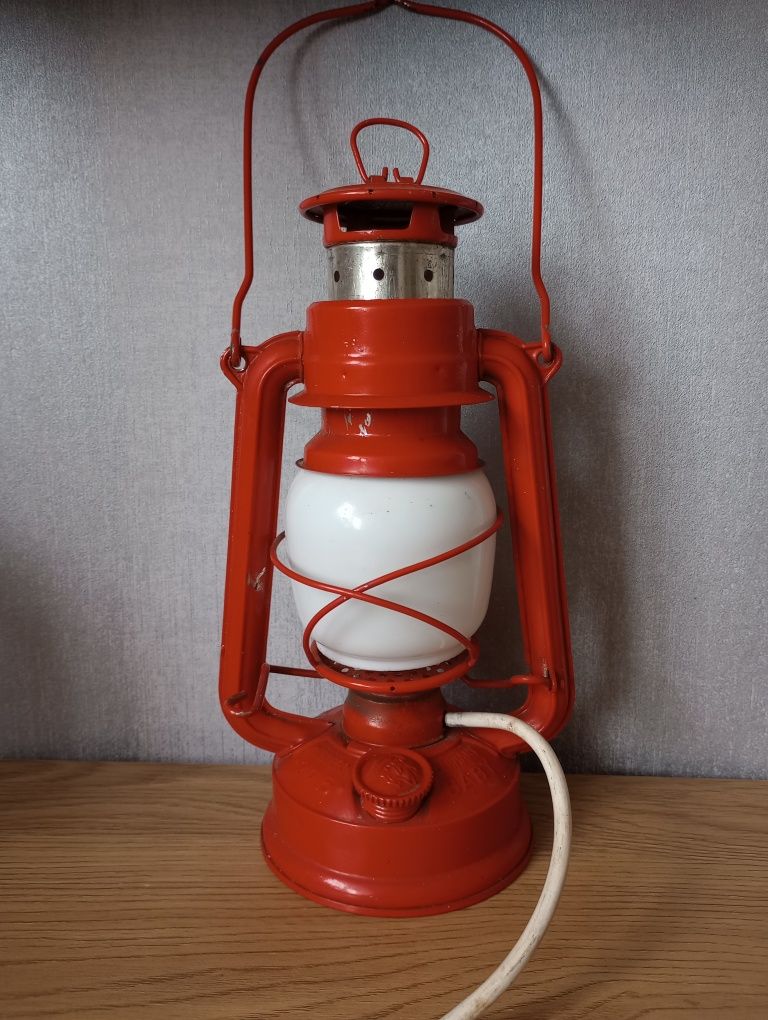 Stara lampa naftowa - elektryczna. Vintage