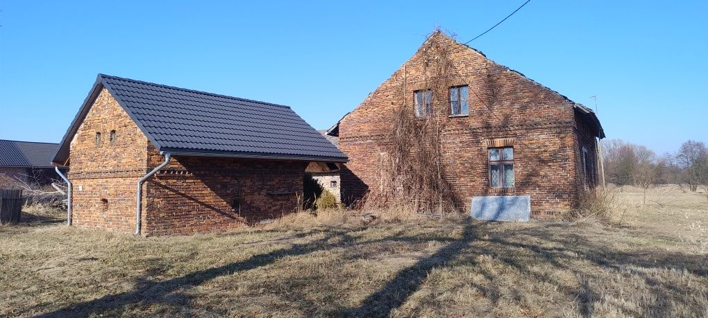 Działka z domem i budynkami gospodarczymi