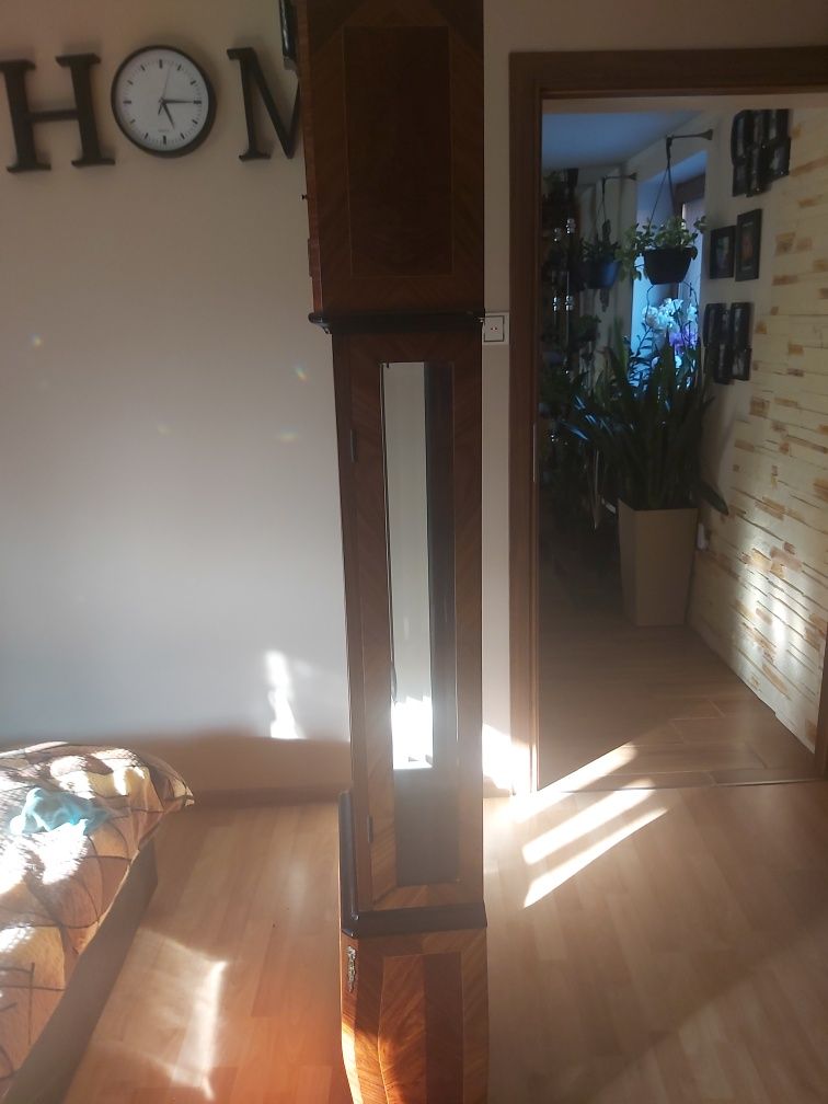 Drewniany stojący zegar
