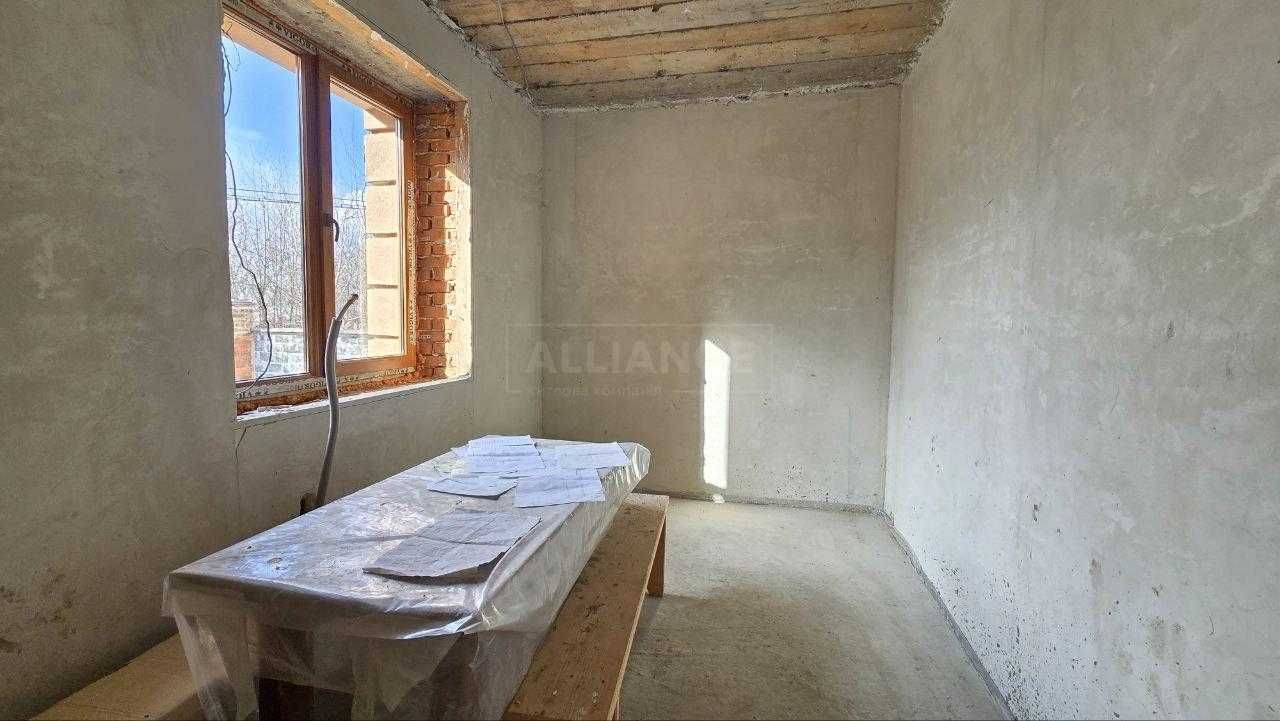 Будинок з великою ділянкою у передмісті Івано-Франківська