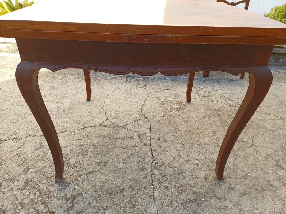 mesa e cadeiras bege