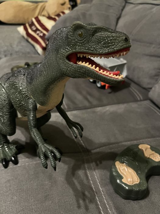 Динозавр на пульті керування