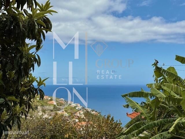 2 Moradias na Calheta com jardim, terreno e vista mar.