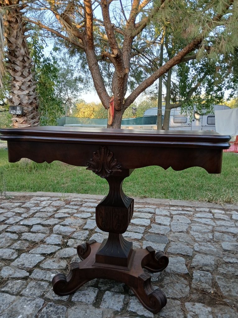 Mesa em madeira maciça, própria para jogos
