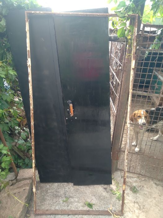 железные двери...