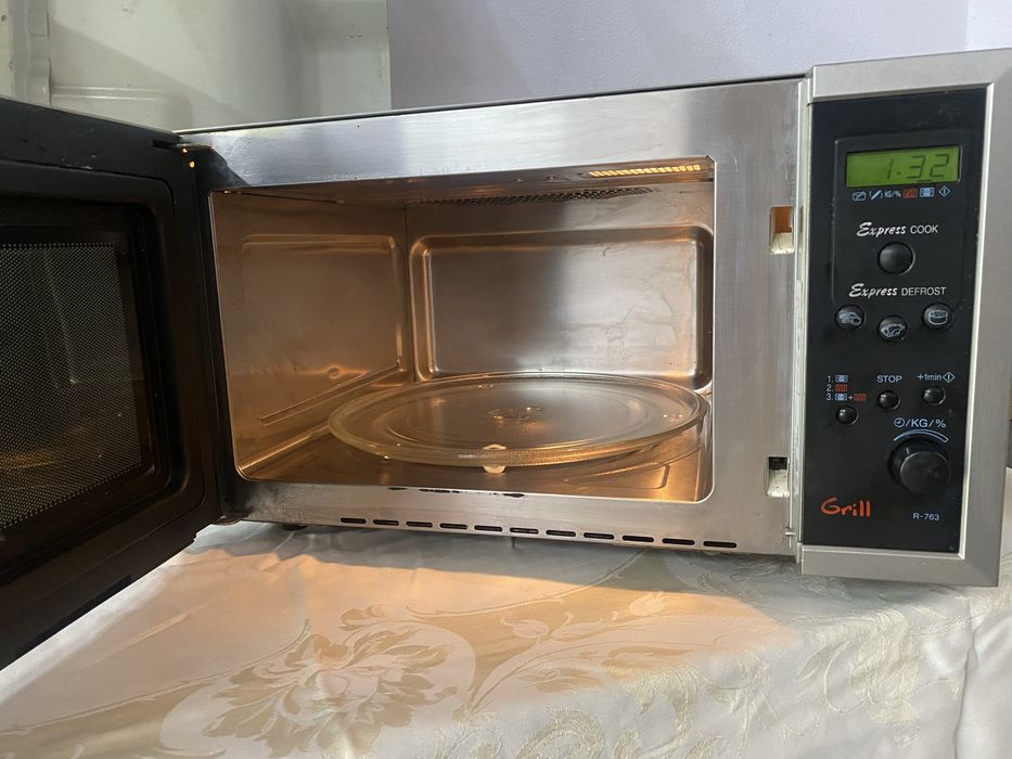 Мікрохвильова піч SHARP R-763. Б/в