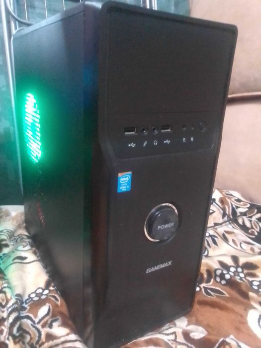 комп'ютер та манітор