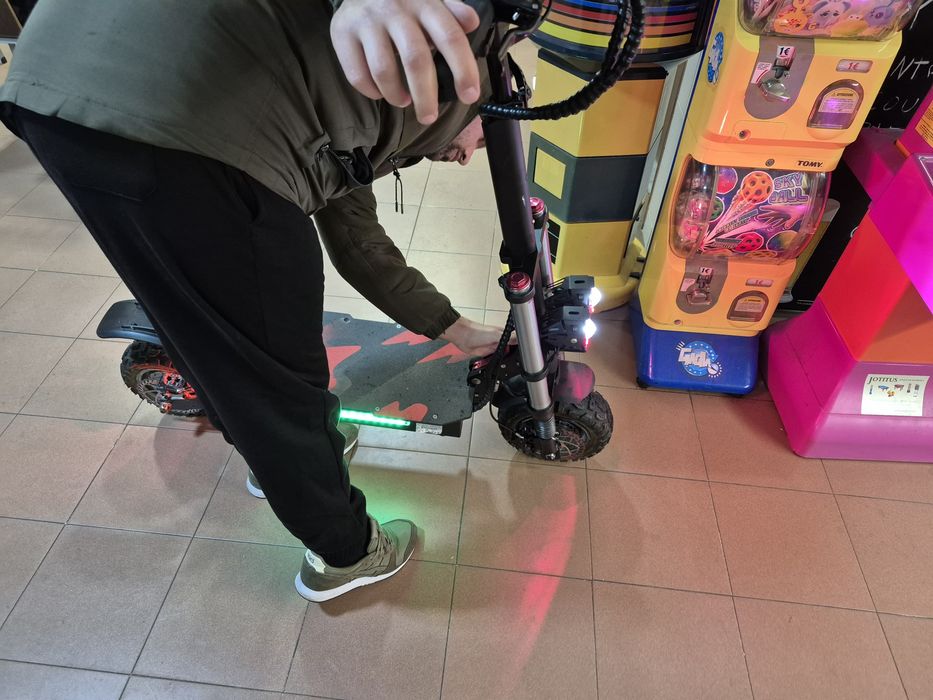 Trotineta semi nova com 136km