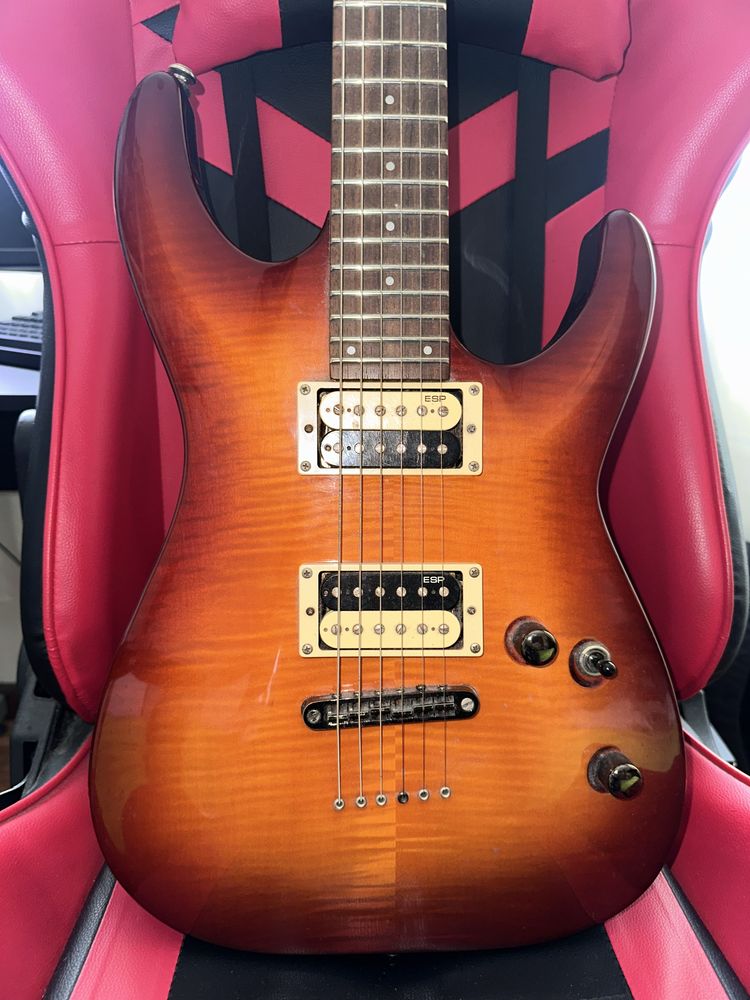 Guitarra ESP LTD NOVA com suporte