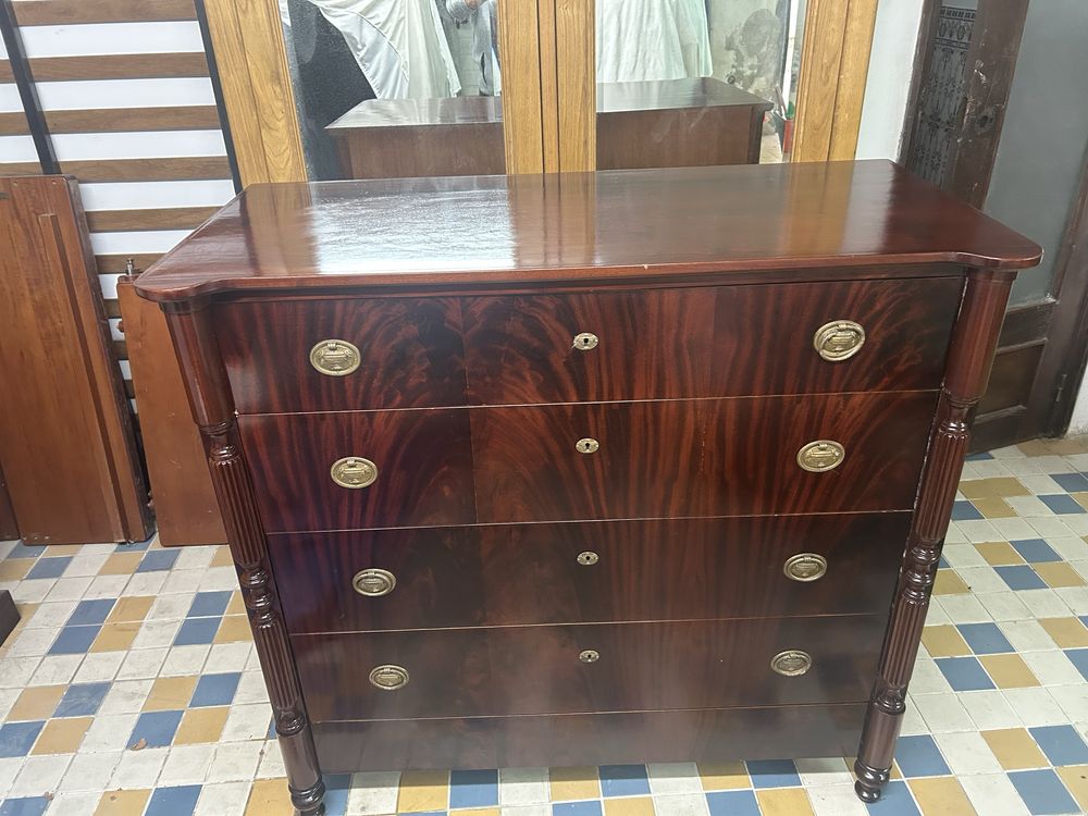 Comoda Inglesa em mogno. Bom estado.