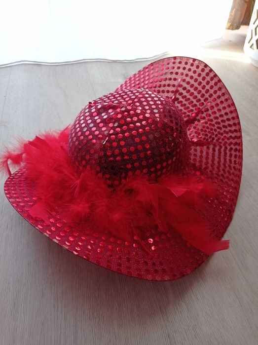 Kapelusz czerwony pióra