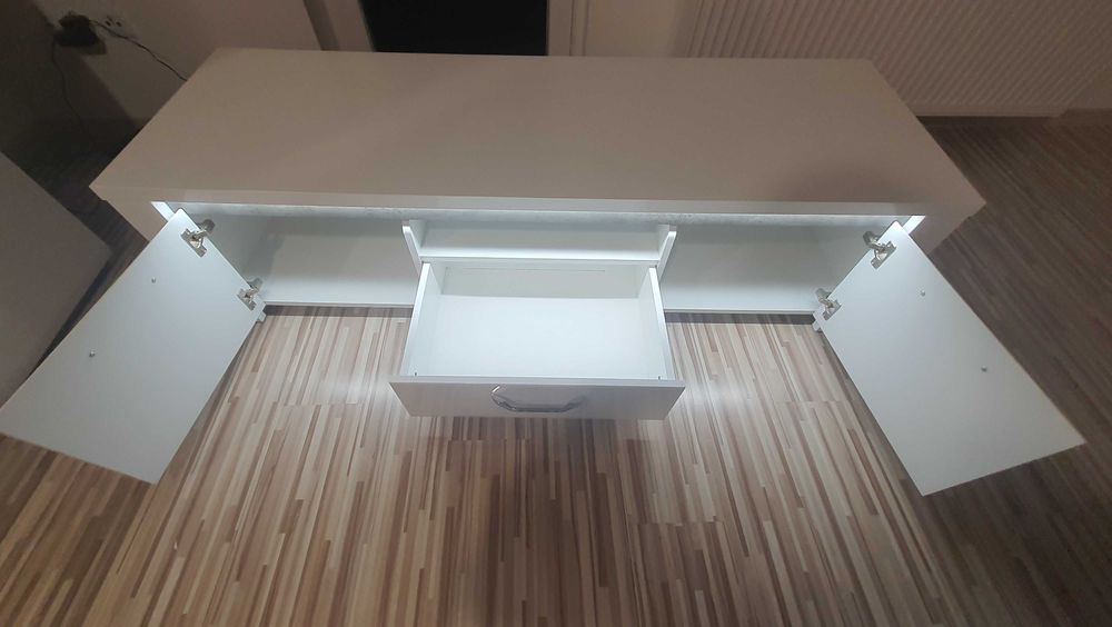 Szafka RTV z oświetleniem LED