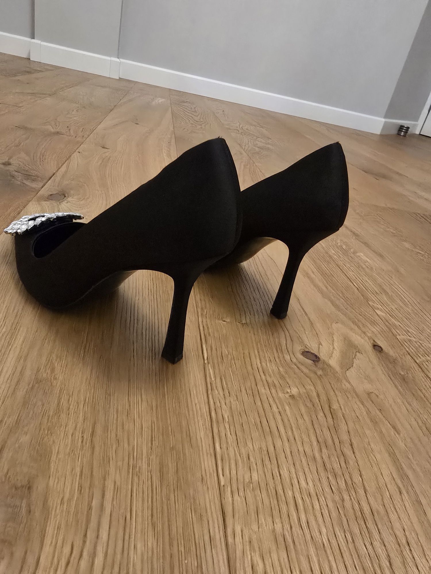 Buty na obcasie z biżuteryjną ozdobą