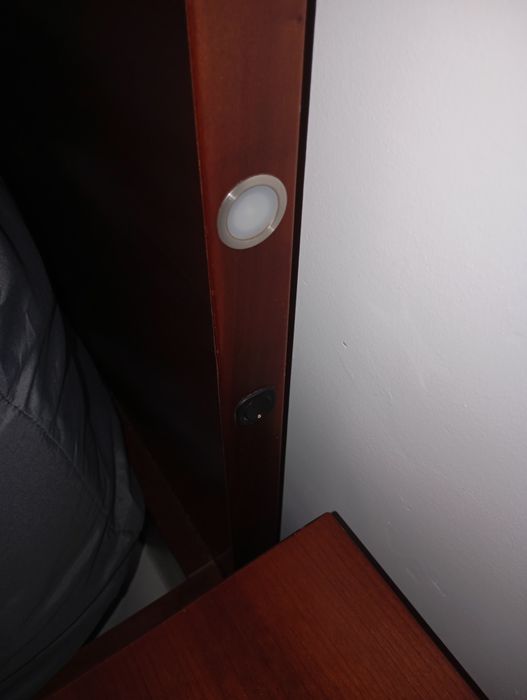 Vendo cama de casal e 2 mesas de cabeceira em cerejeira maciça