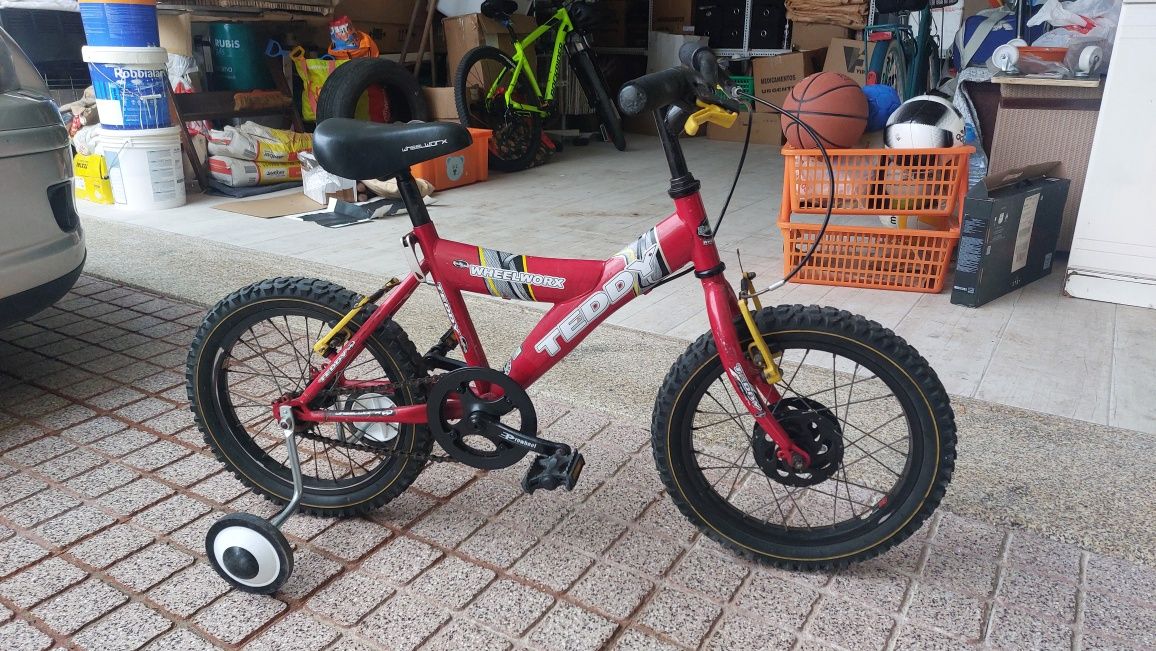 Bicicleta criança com rodas apoio