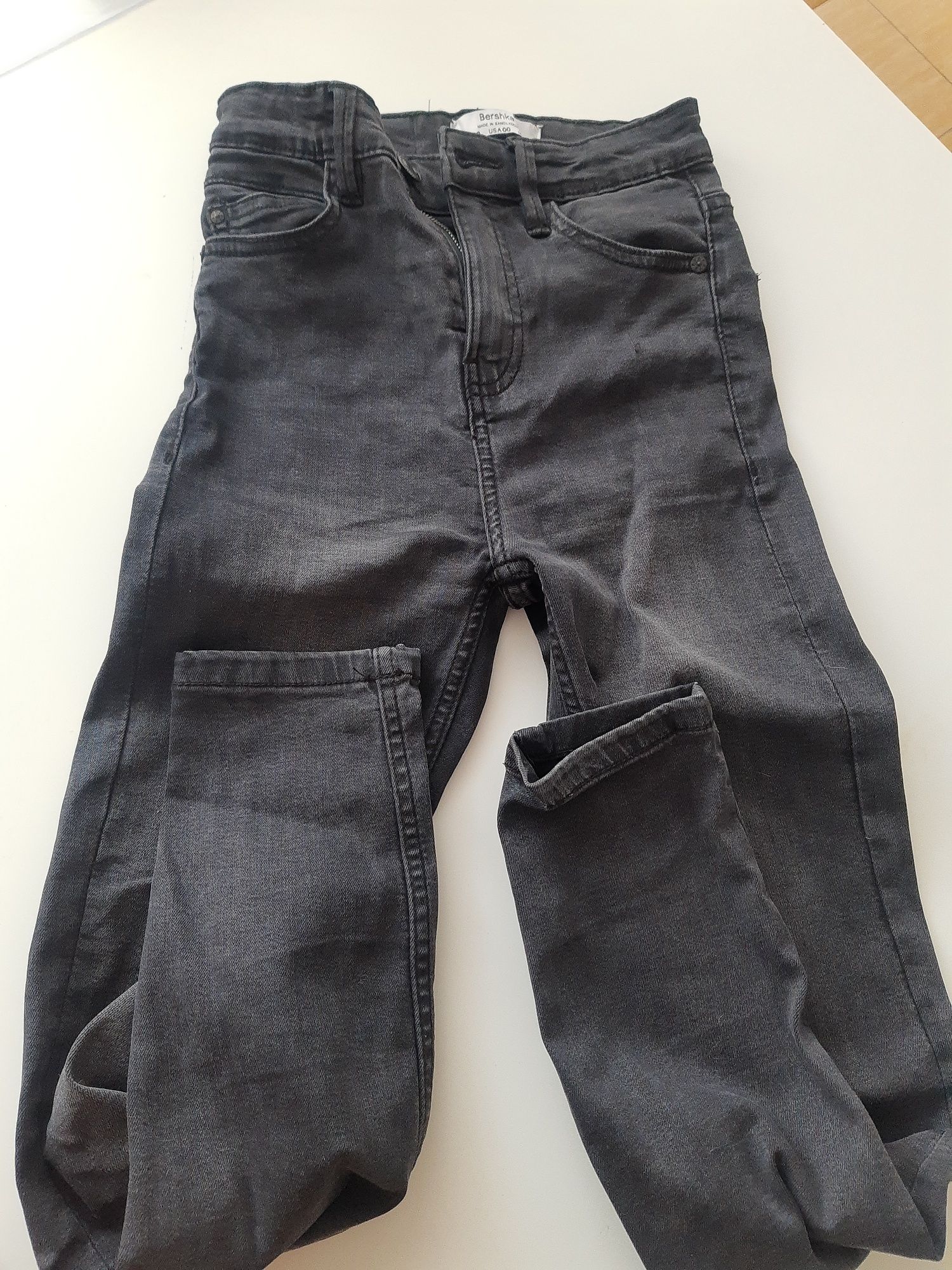 Spodnie Bershka rozmiar 32 czarne jeans