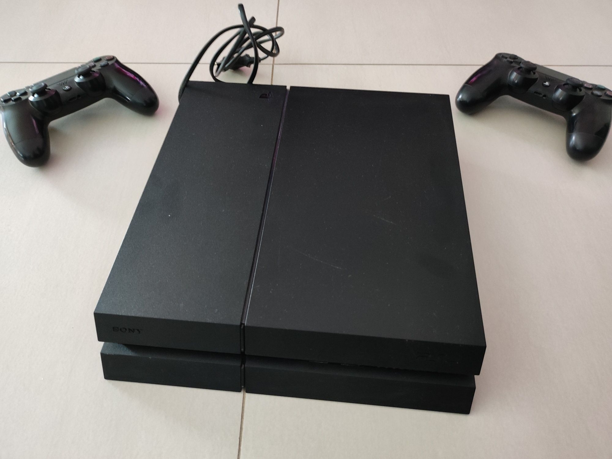 Konsola PlayStation 4 z padami i grami
