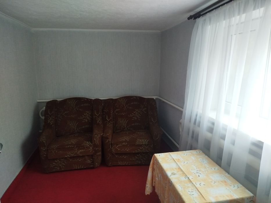 Частина будинку біля головного входу парк Софіївка.