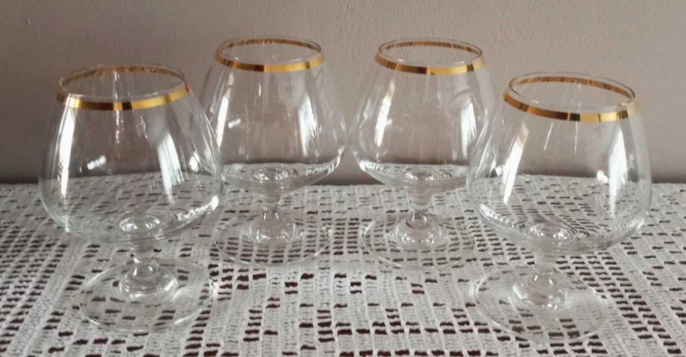 Kieliszki do koniaku, ze złotym brzegiem