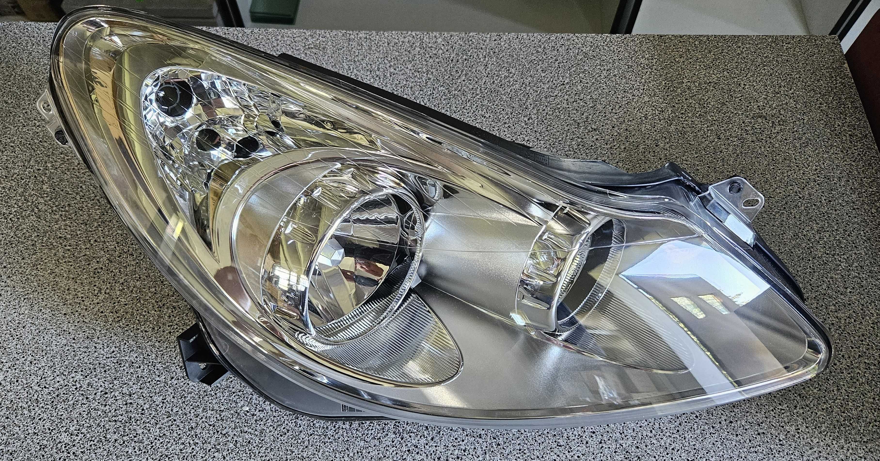 Komplet lamp reflektorów przód Opel Corsa D