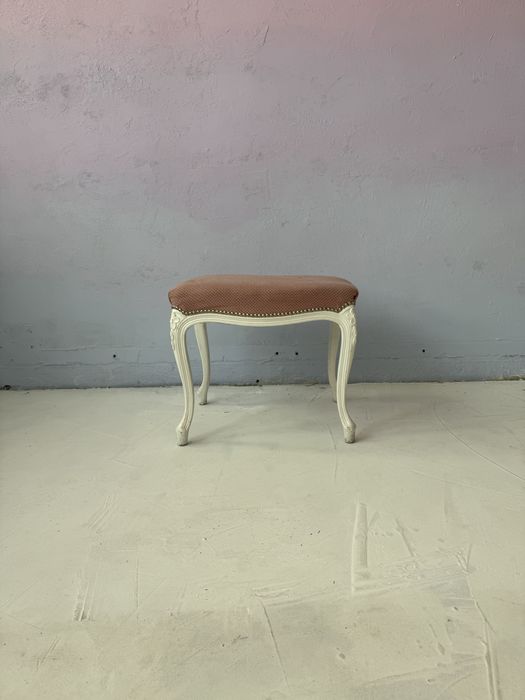 Piekne siedzisko do pianina, stolek rustykalny