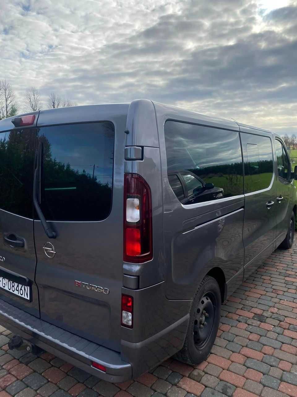 Na wynajem komfortowy bus Opel Vivaro 9 osobowy wersja long