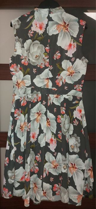 Sukienka w kwiaty z kokardą