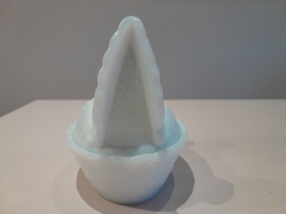 Kultowa kura z porcelany