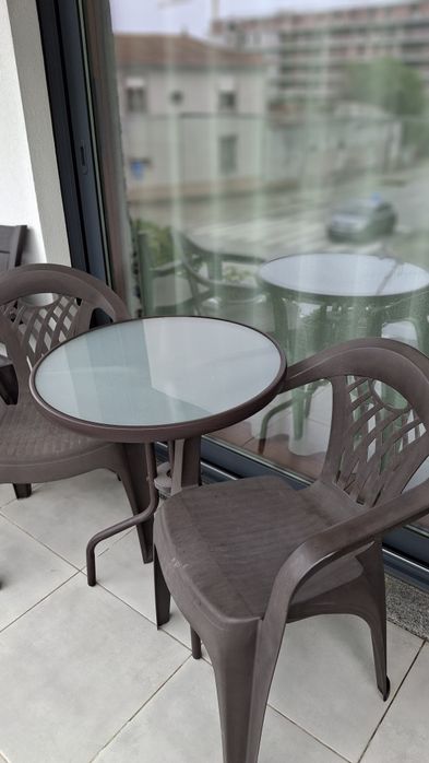 Mesa e duas cadeiras plastico