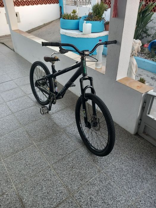Dirt jump em bom estado