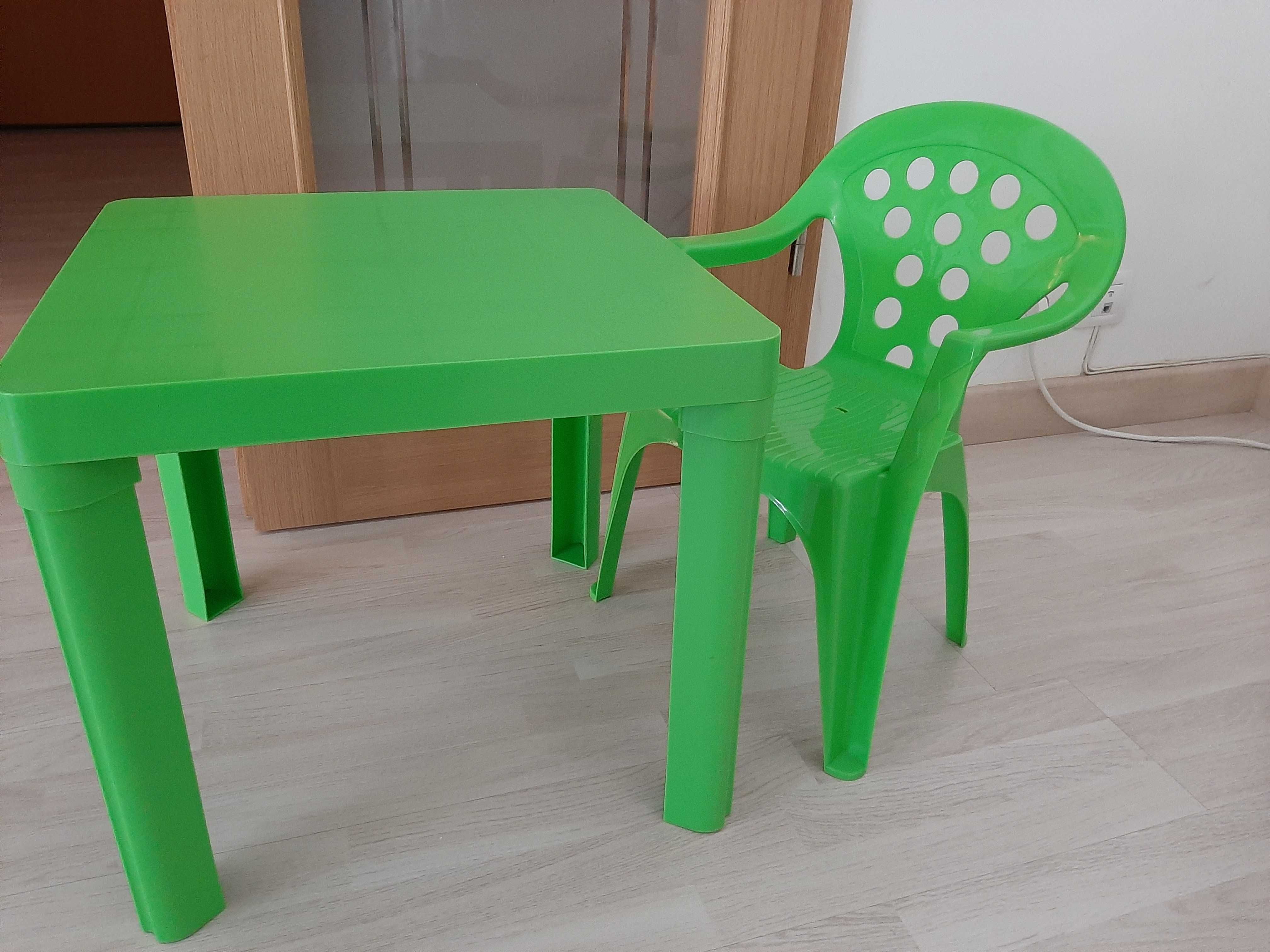 Mesa plástico infantil c/ cadeira plástico - excelente estado!