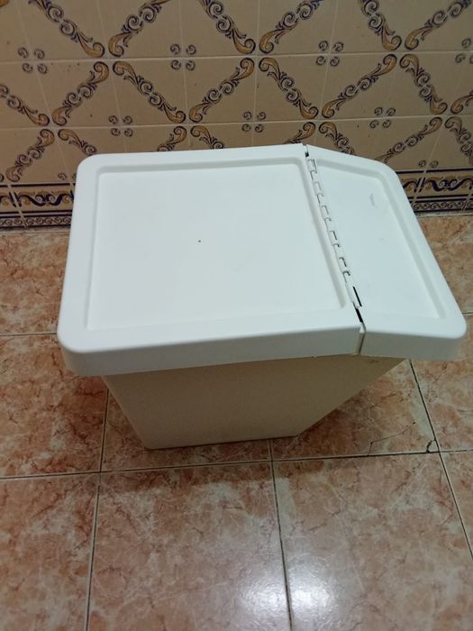 Puff e cesto de arrumos para coisas diversas