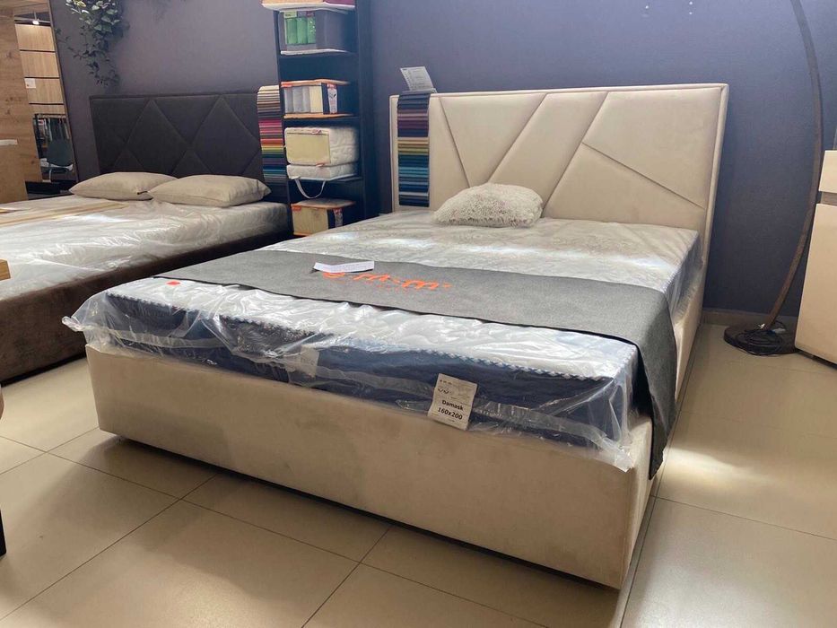 Ліжко двоспальне мягке.