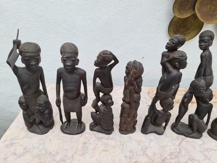 Figuras em pau preto- Tribo Maconde