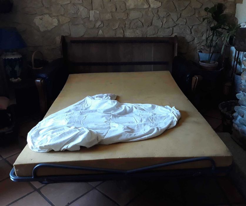 Sofá cama em madeira maciça e couro