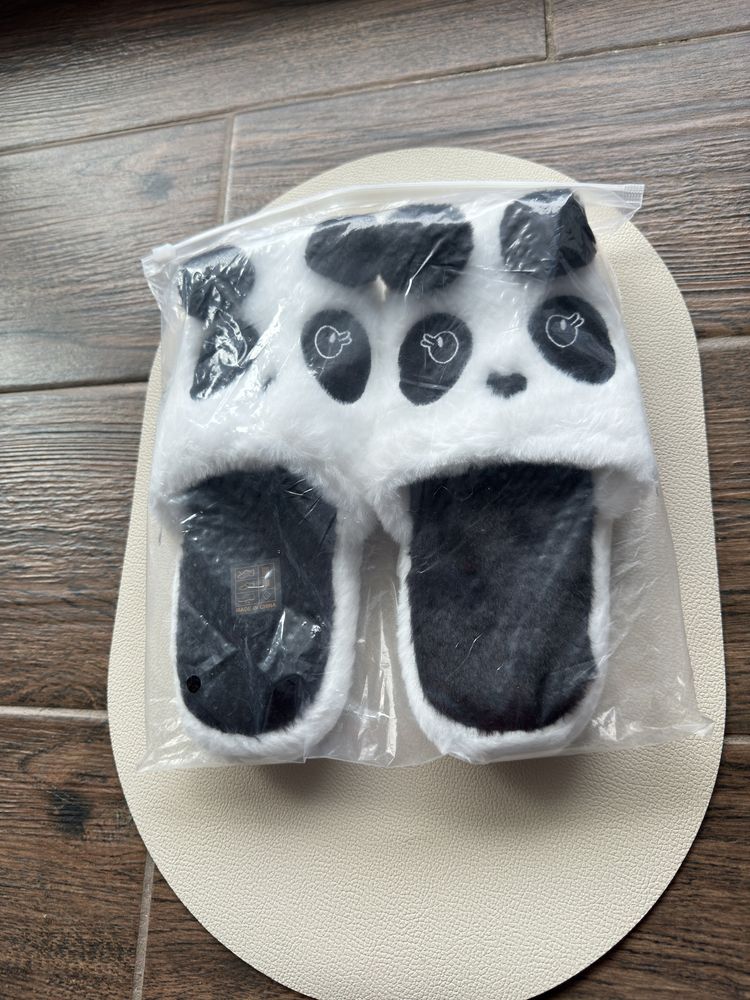 Puszyste kapcie panda