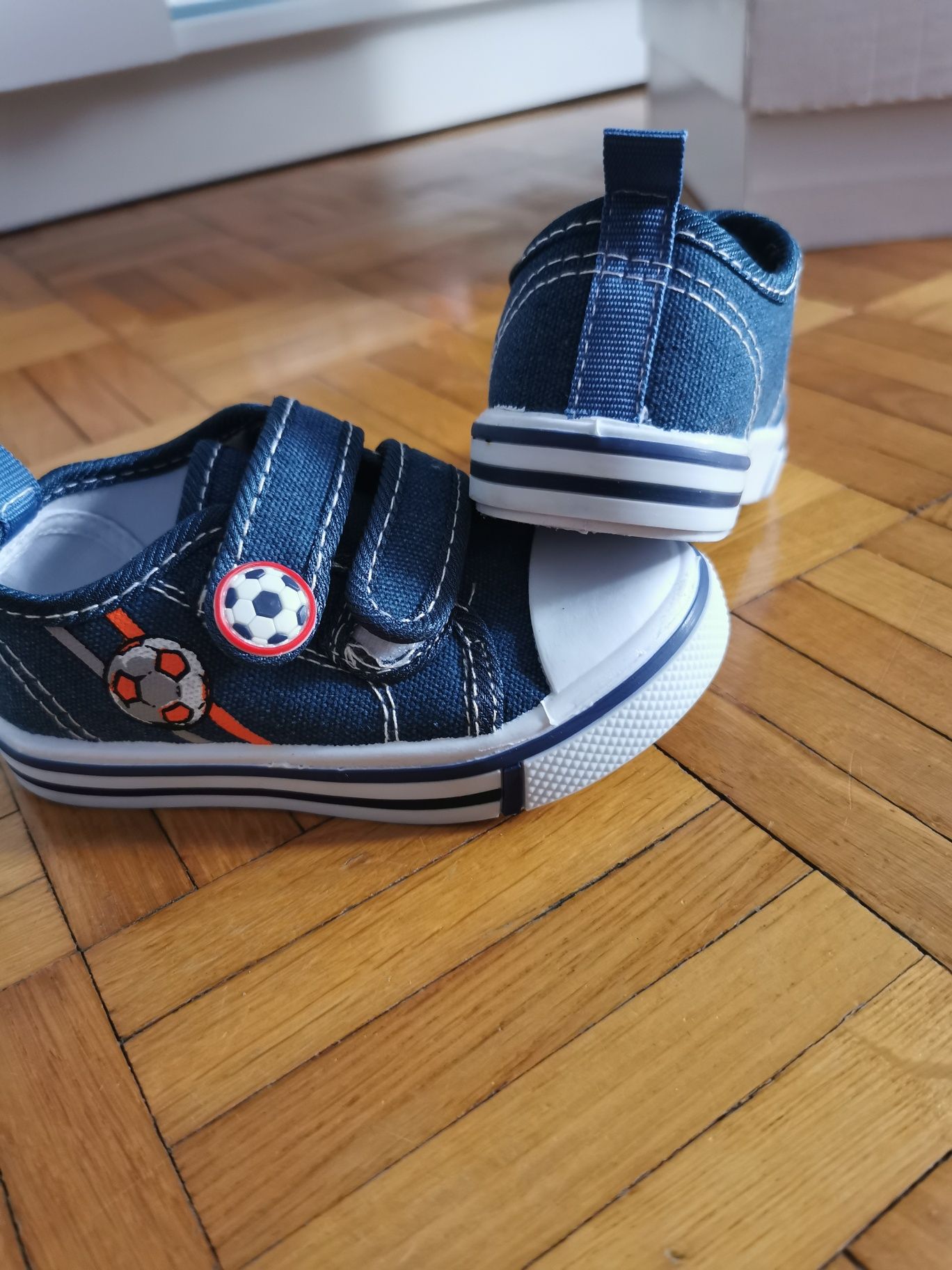 Buty, trampki dziecięce r.22