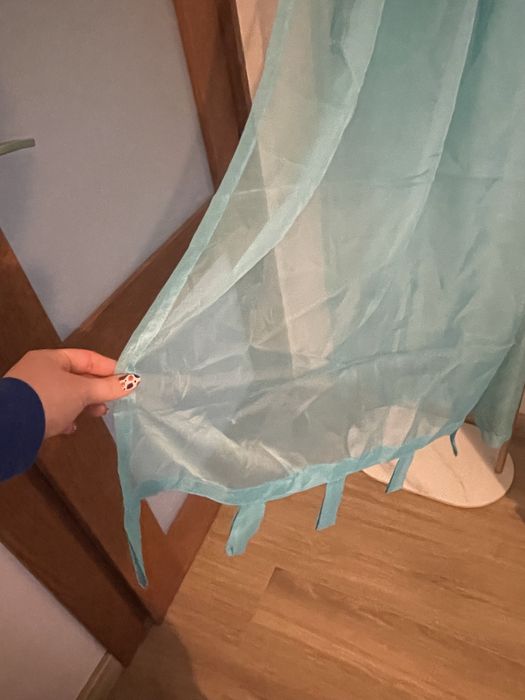 Turkusowa firanka na karnisz